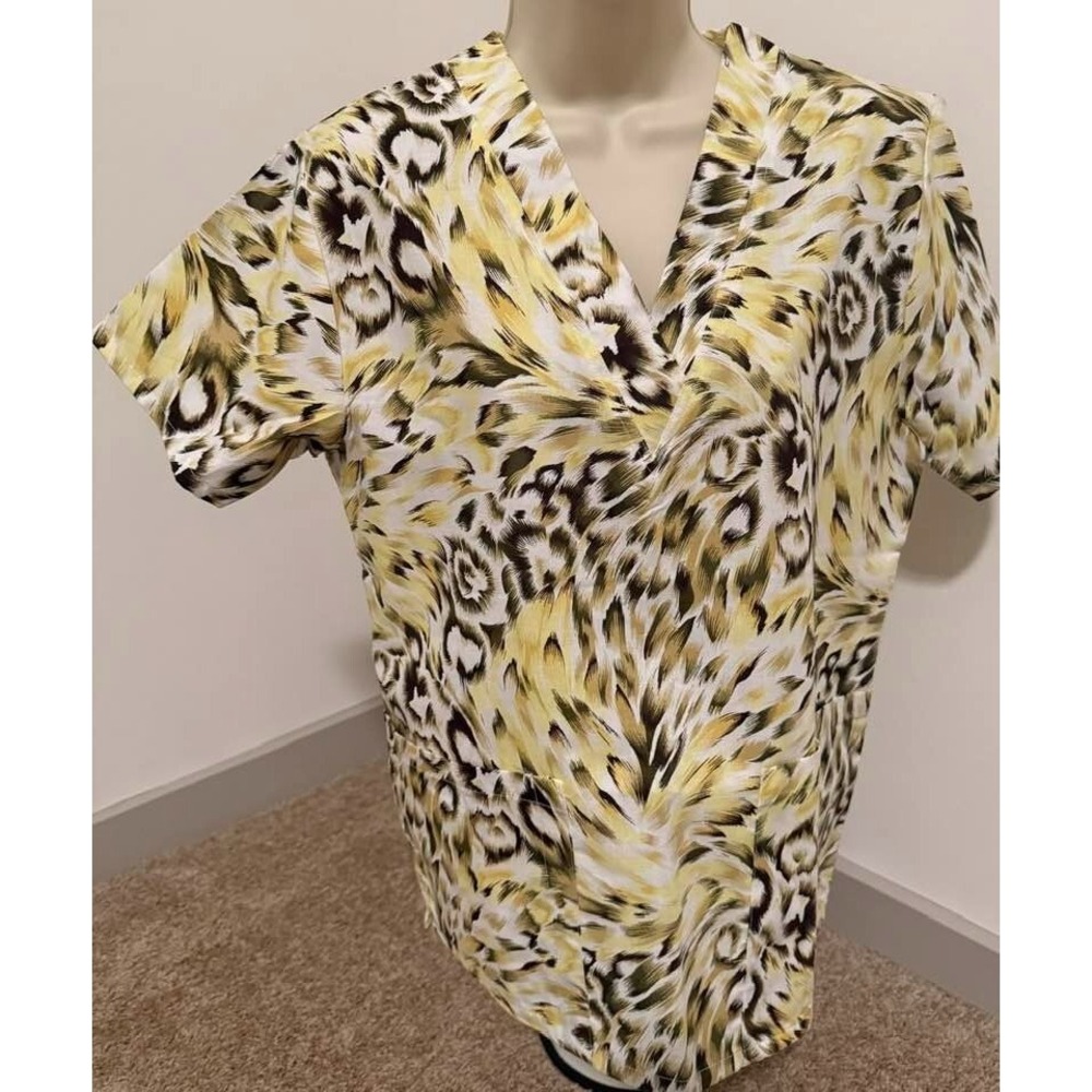 DELTA WOMENS‎ SIZE XSMALL SCRUB TOP CHEETAH PRINT NEW WITH TAGS